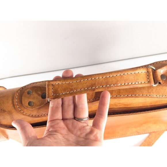 Vintage caramel brown saddle leather messenger bag, smaller laptop bag - Picture 4 of 9